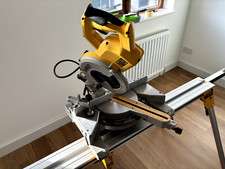 Dewalt DW777 216mm Single-Bevel Sliding Compound Mitre Saw with Stand (DE7023)