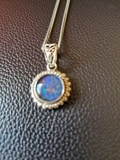 A Beautiful Suarti Necklace Set With A Really Pretty Stone