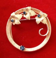 Vintage Krementz Gold Tone Sapphire Blue Rhinestone Ivy Leaf Round Brooch Pin 