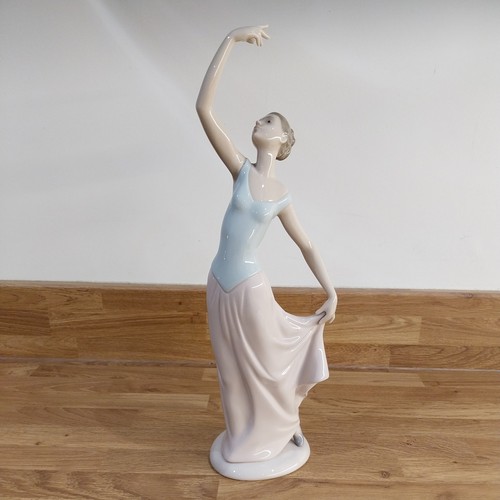 Nao lladro the - nao, dance