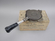 Vintage krumkake iron w base