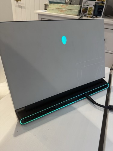 Alienware m17 - r3, –