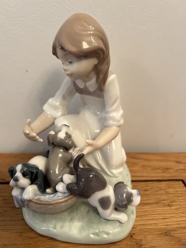 Lladro figurine girl - figurine,