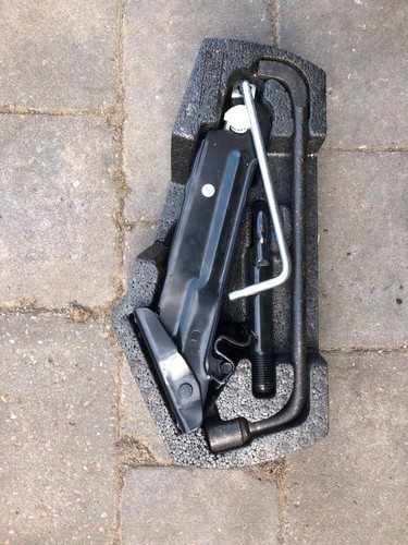 Ford fiesta jack - and, wheel