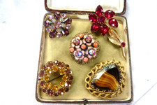 MIXED LOT OF VINTAGE RHINESTONE GLASS BROOCHES PINS