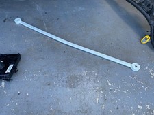 Rear suspension strut brace