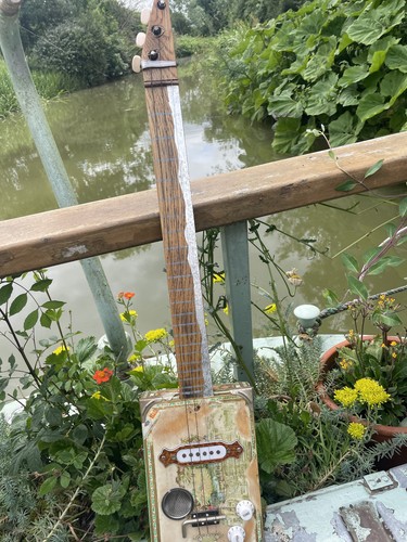 Cigar box guitar - cigar-box, 3-string