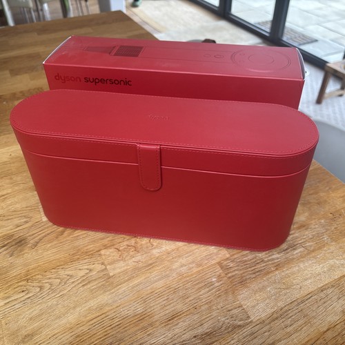 Dyson red case presentation - case,