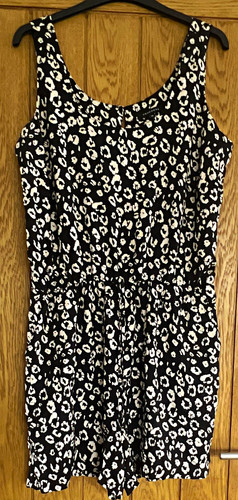 Peacocks size black white - 14,