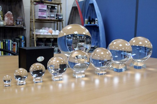 Crystal ball stand - on,