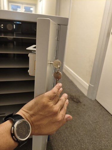 19in freestanding lockable - 19in,