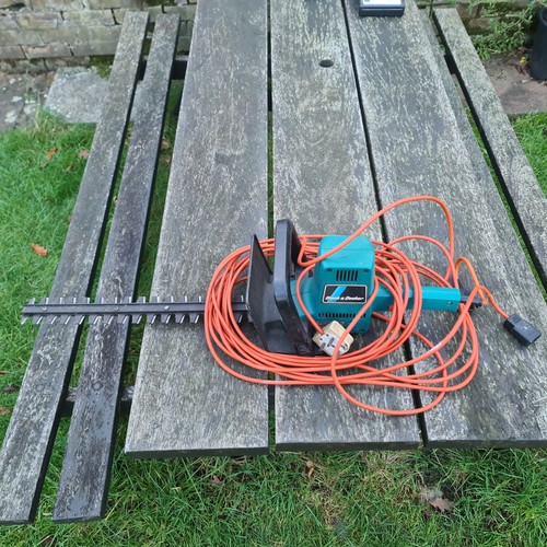Black decker electric hedge - &,