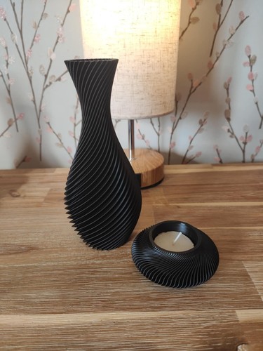 Decorative ribbed spiral vase - decorative, ribbed/spiral