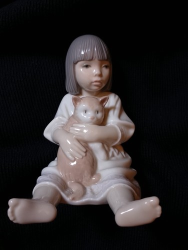 Lladro nao figurine sitting - figurine,