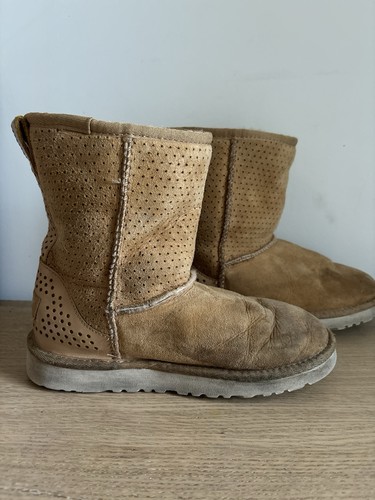 Girls tan colour ugg boots - colour,
