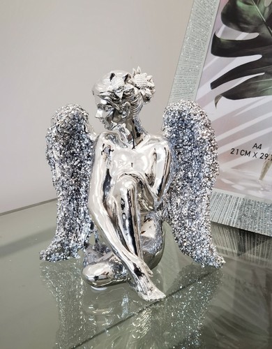 Sitting angel with wide - angel,