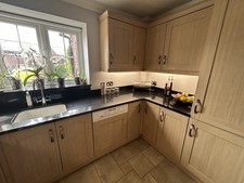 Fitted kitchen with granite