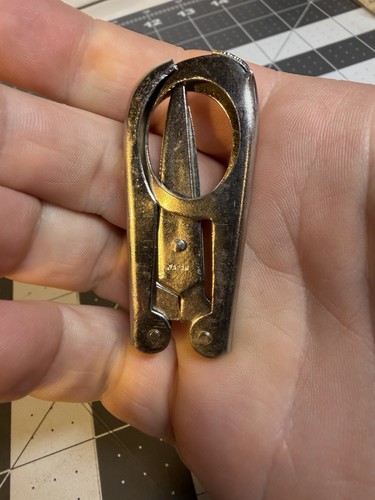 Vintage small folding scissors - small,