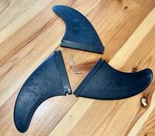 Surfboard single tab (Futures style) thruster fin set.