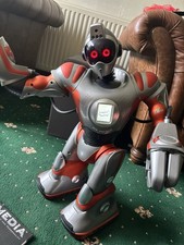 Retro Rare RS Media WOW WEE ROBOTICS Robot, remote control. Powers up.