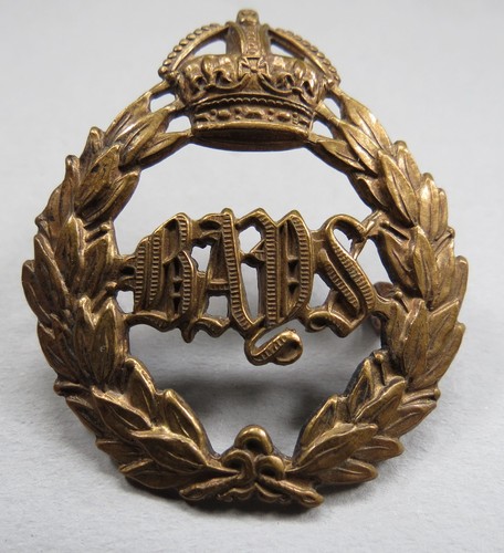 Military badge the queen s - k/c, queen's