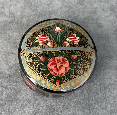 Lovely round lacquer trinket - round,