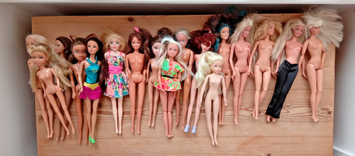 Lot dolls including - of,