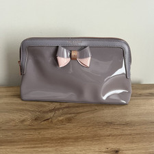 TED BAKER ~ Women’s Madlynn Mid Purple Bow Large Wash Bag Clutch