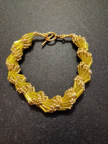 Yellow gold coloured - yellow,