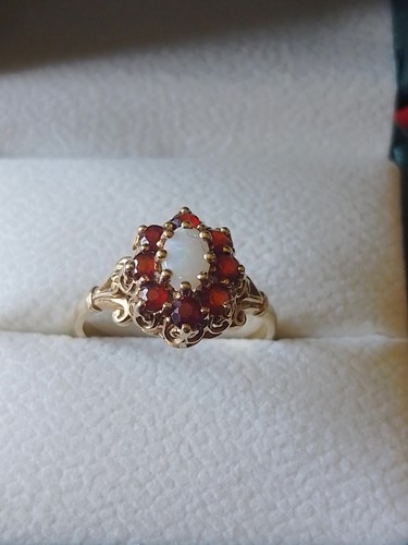 Yellow gold with opal - yellow,