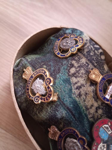 Six vintage pin badges - badges, 5