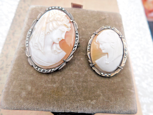 Pair old carved shell - old,