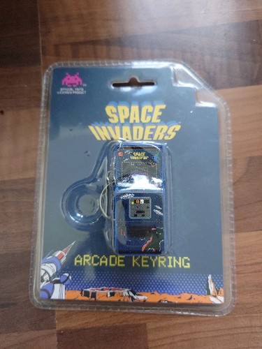 Space invaders arcade keyring - invaders,