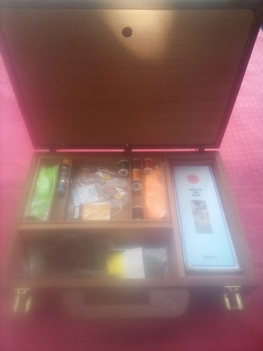 Fly tying box - tying, contents