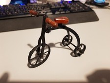 VINTAGE MODEL METAL TRICYCLE WITH WOODEN SEAT AND HANDLEBAR GRIPS DIECAST TOY