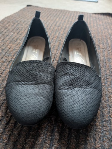 Primark black and gold flat