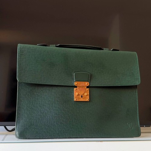 Authentic louis vuitton taïga - louis,