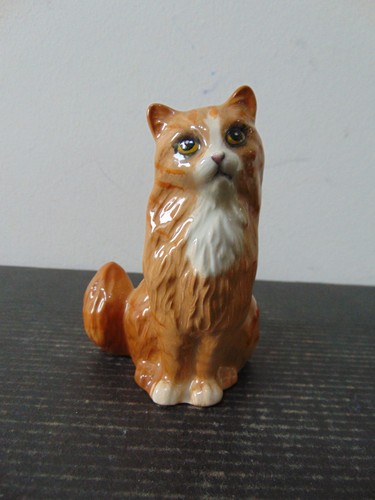 Royal doulton figurine - doulton, seated