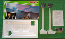 Subbuteo Boxed 61222 Two New Style Greek Pillar Floodlights Very Good Condition