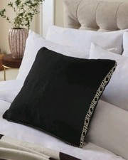 Monochrome Cushion Body Edge