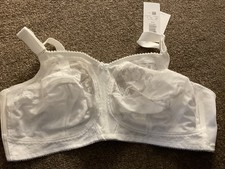 Triumph Doreen non underwired bra White BNWT