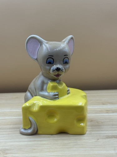 Wade jerry mouse with - mouse, cheese