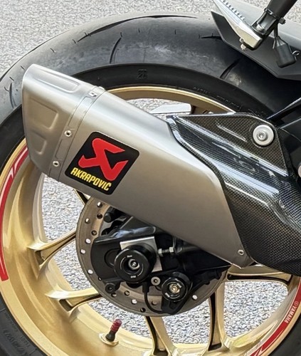 Akrapovic slip yamaha r1 - yamaha,