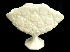 VINTAGE  WESTMORELAND  MILK GLASS   FAN SHAPED VASE ** OLD QUILT ** DESIGN