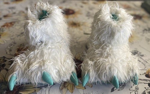 Lazy one yeti - yeti, paw