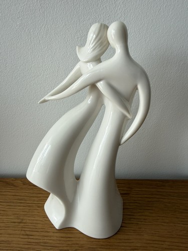 Circle love figurine - love, kim