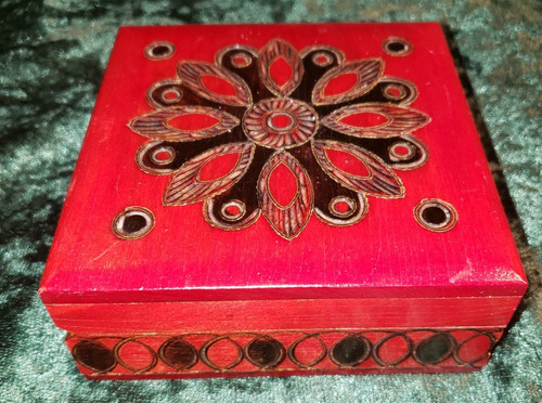 Vtg small square carved - small, wooden