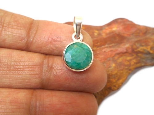 Small green round emerald - round,