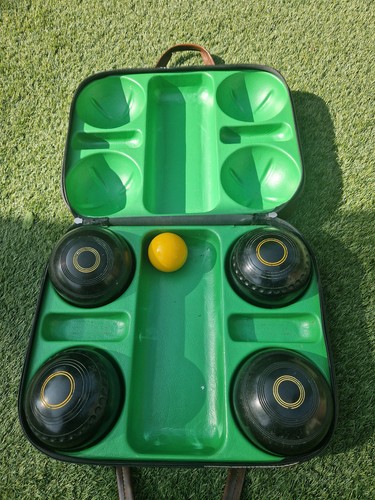 Flat green bowls with - green, bag
