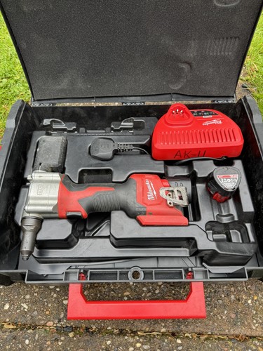 Milwaukee m12 12v ion - milwaukee, li-ion
